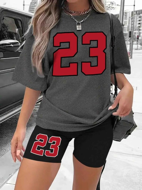 Tenue décontractée femme avec short moulant et t-shirt ample